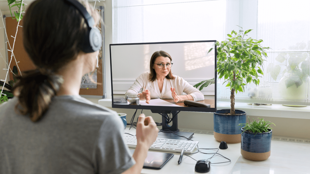 virtual assitant talking to her client